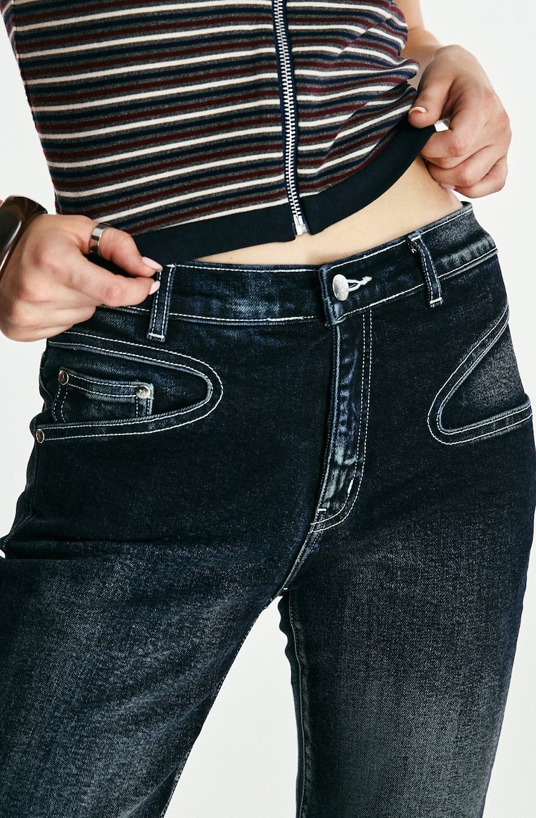 Merge Low Waist Flare Jeans (จัดส่ง 24/01)