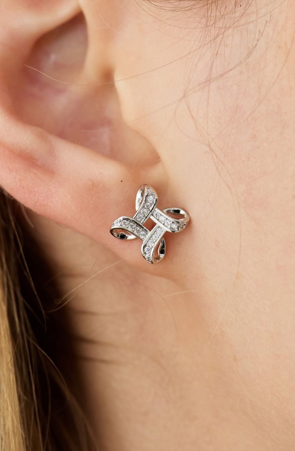 M Logo Earrings (Crystal Whiteจัดส่ง 24/10)