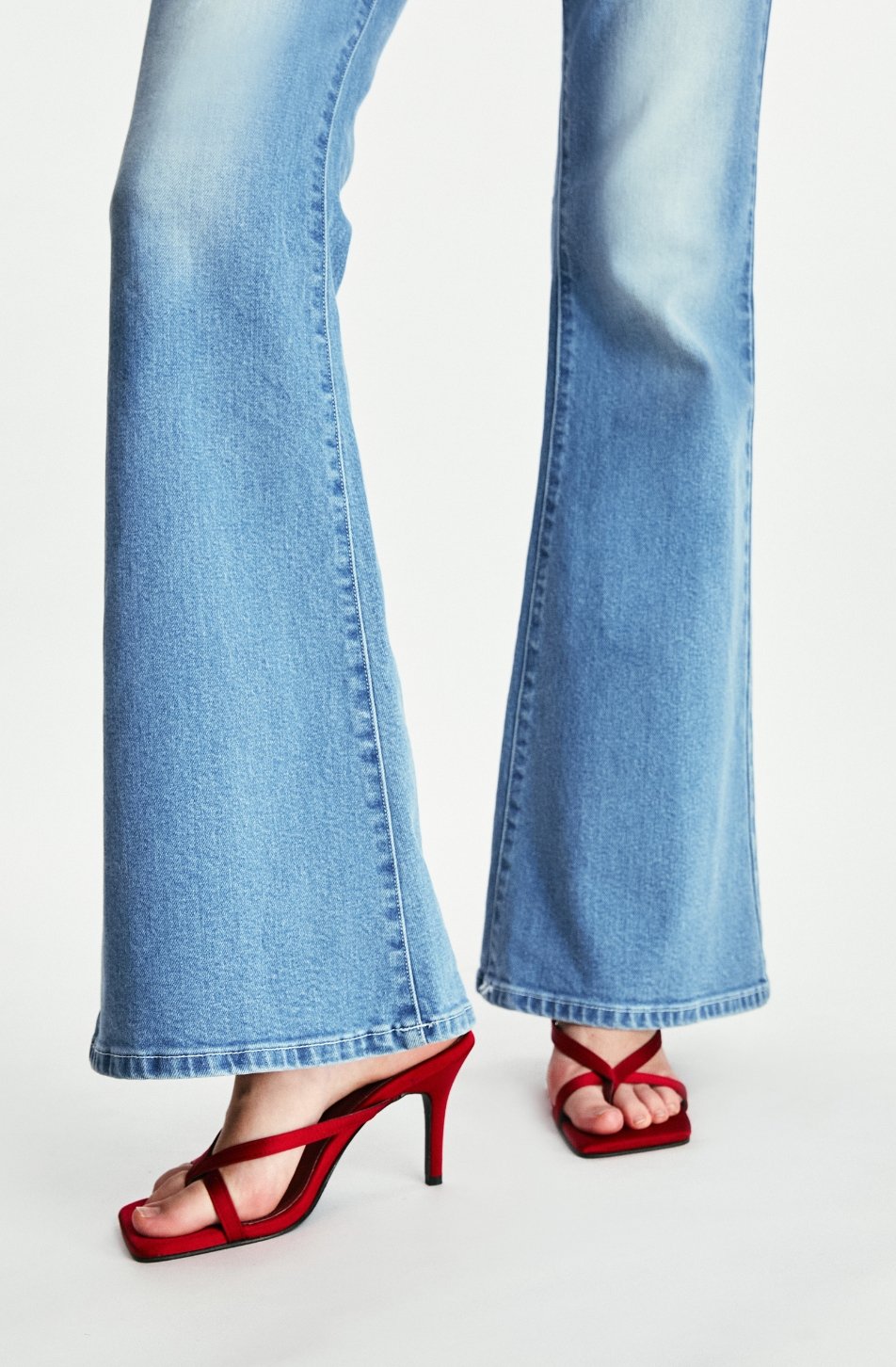 Merge Low Waist Flare Jeans (จัดส่ง 24/01)