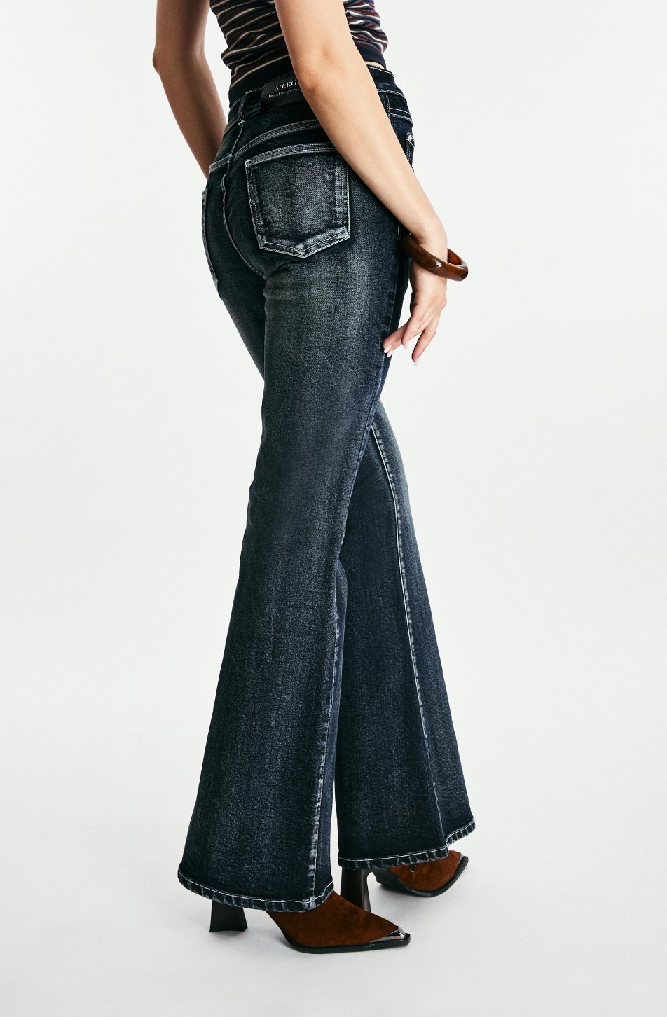 Merge Low Waist Flare Jeans (จัดส่ง 24/01)