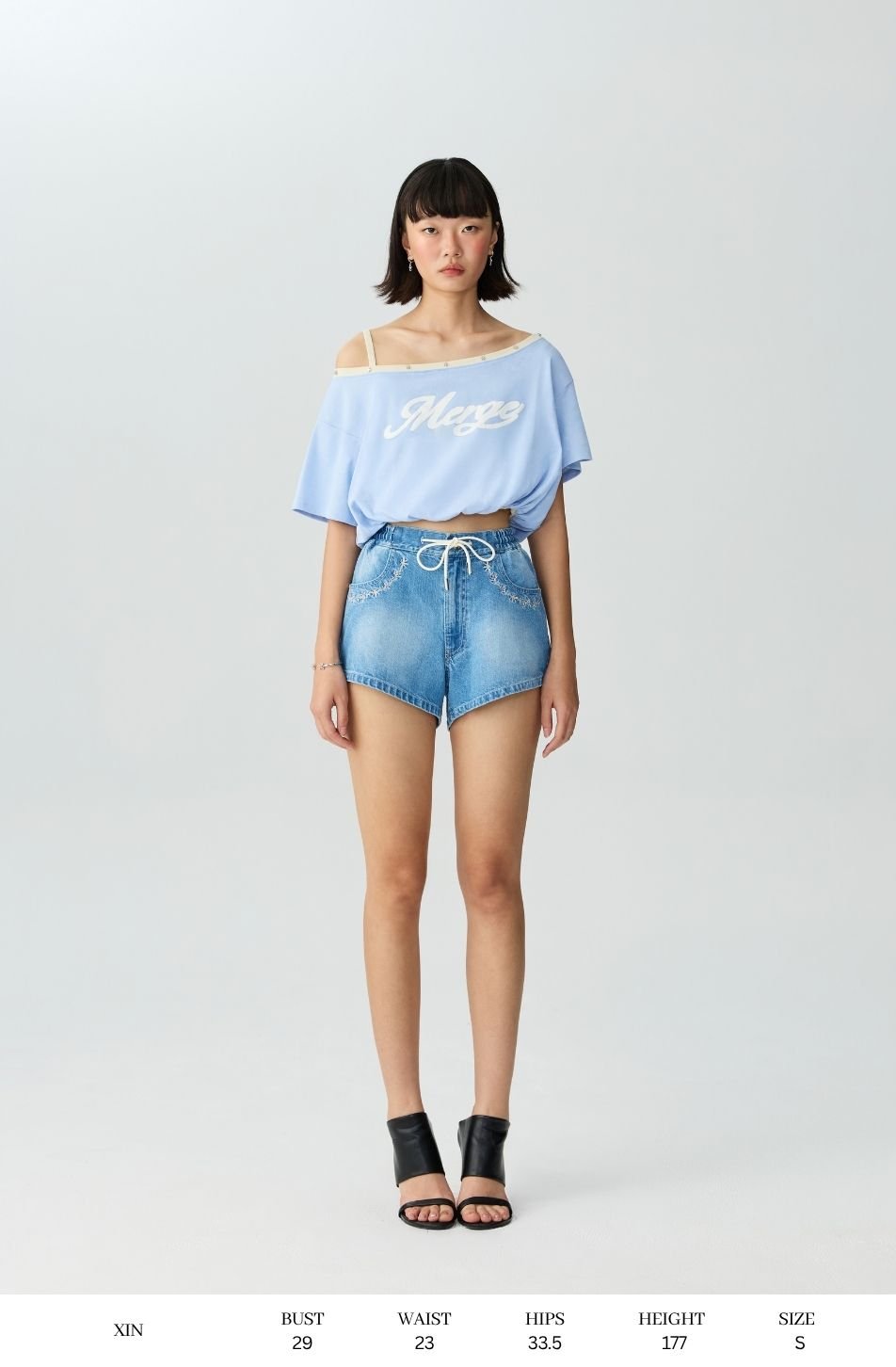 Flora Denim Shorts (จัดส่ง 18/11)