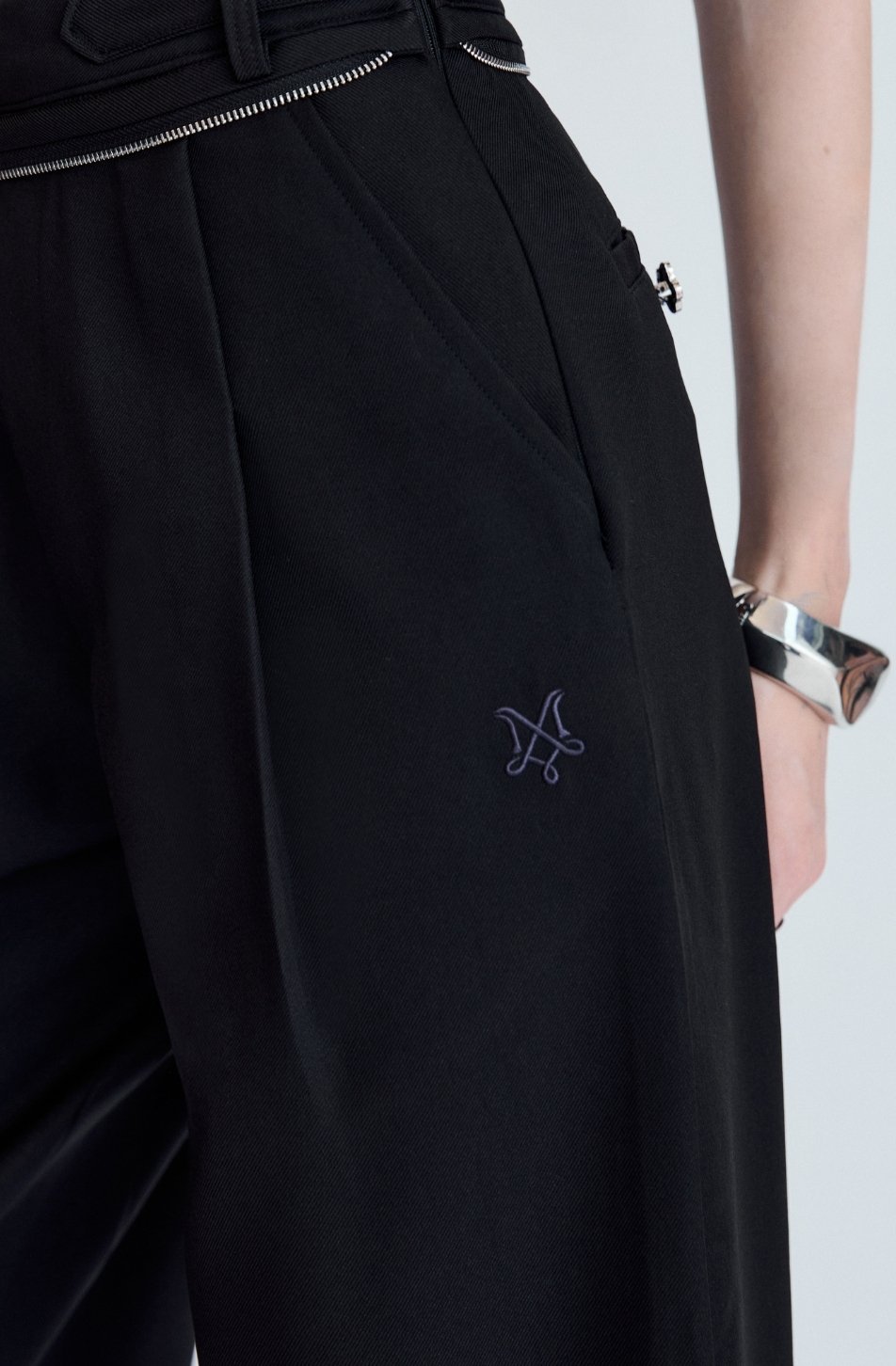 Merge Adjust Pants (White Zipper จัดส่ง 16/04)